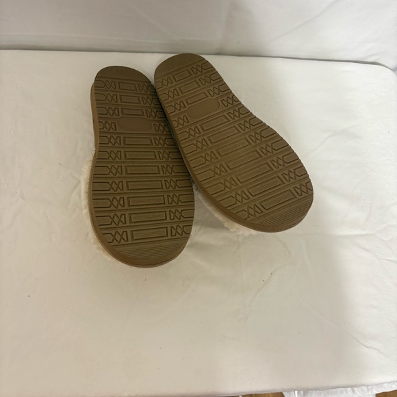 Sperry Women's Sona Slide slippers in tan faux fur. NWOB. - Picture 6 of 7